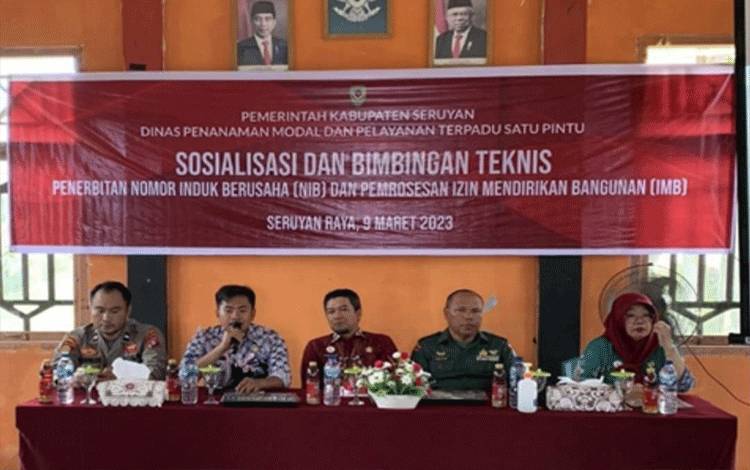 Kepala DPMPTSP Seruyan Agung Setiawan saat membuka kegiatan Sosialisasi perizinan berusaha secara online di Kecamatan Seruyan Raya belum lama ini (Foto : DPMPTSP Seruyan)