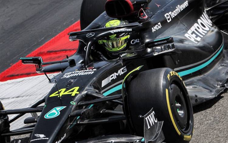 Pebalap Inggris Lewis Hamilton dari tim Mercedes menjalani hari kedua sesi tes pramusim Formula 1 di Sirkuit Internasional Bahrain, Sakhir. (24/2/2023) (AFP/GIUSEPPE CACACE)