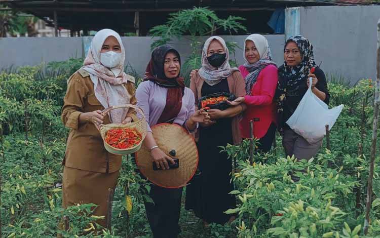 Lurah Kalampangan Yunita Martina bersama anggota TP PKK Kota Palangka Raya saat menunjukkan hasil panennya, (FOTO : KELURAHAN KALAMPANGAN)