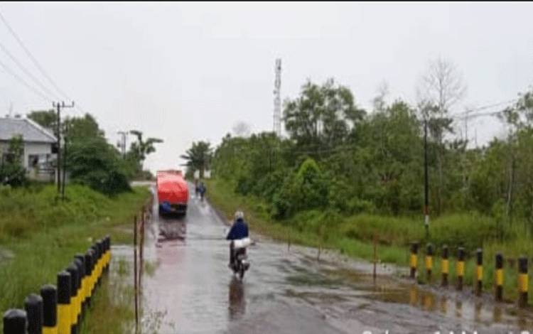 Ruas Jalan Trans Kalimantan Km 18 Kereng Pangi - Sampit kembali tergenang akibat hujan lebat,  Selasa,  14 Maret 2023