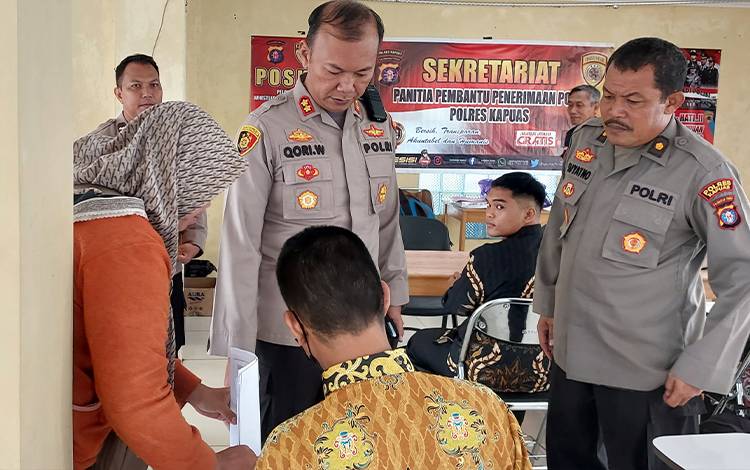 Kapolres Kapuas AKBP Qori Wicaksono saat meninjau Sekretariat Panitia Pembantu Penerimaan Polri di Polres Kapuas. (FOTO: DODI)