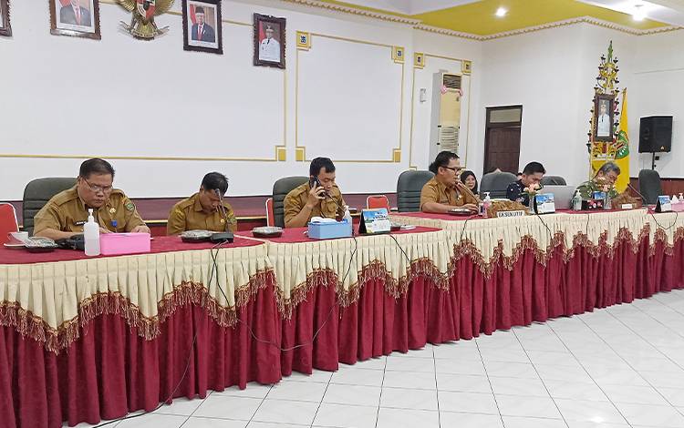 Rapat dengar pendapat DPRD Barito Timur yang dihadiri oleh pemerintah daerah dan KPU Barito Timur, Selasa, 14 Maret 2023. (FOTO: BOLE MALO)