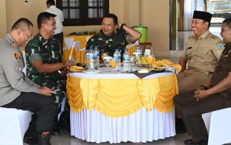 Danrem 102/Pjg Brigjen TNI Bayu Permana berbincang dengan Forkopimda Kabupaten Lamandau di Rumah jabatan Bupati. (FOTO: HENDI NURFALAH)