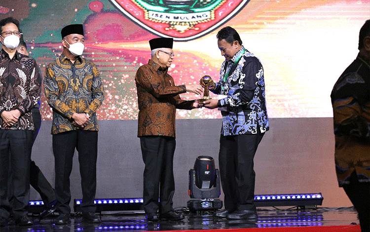 Wakil Gubernur Kalimantan Tengah, Edy Pratowo menerima penghargaan capaian UHC dari Wakil Presiden Republik Indonesia, Maruf Amin pada Selasa, 14 Maret 2023.(FOTO: Rilis BPJS Kesehatan Cabang Palangka Raya)