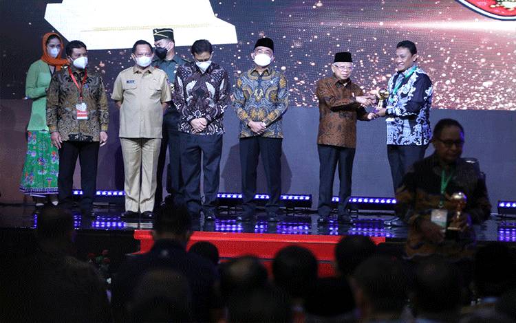 Wakil Gubernur Kalimantan Tengah, Edy Pratowo menerima penghargaan capaian UHC dari Wakil Presiden Republik Indonesia, Maruf Amin pada Selasa, 14 Maret 2023.(FOTO: Rilis BPJS Kesehatan Cabang Palangka Raya)