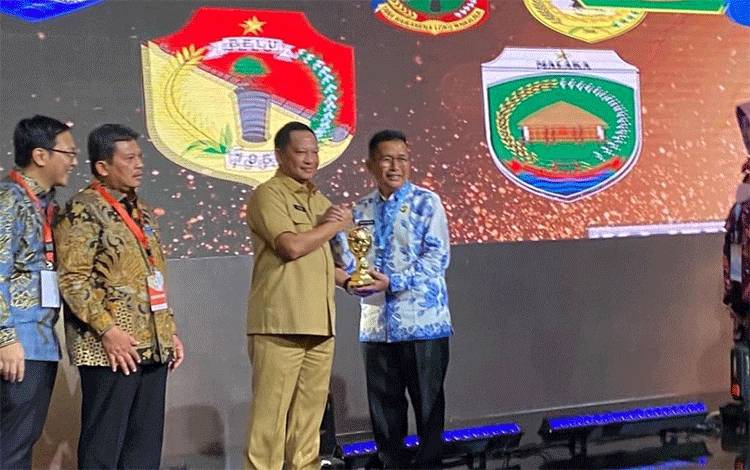 Menteri Dalam Negeri, M. Tito Karnavian memberikan penghargaan UHT kepada Wakil Bupati Murung Raya, Rejikinoor pada kegiatan yang dilaksanakan di Balai Sudirman, Jakarta Selatan, Selasa (14/3/2023).