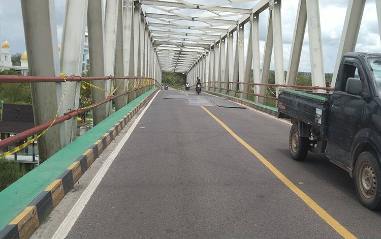 Arus lalulintas di Jembatan Sei Katingan di Kasongan setiap hari selalu ramai baik arah Sampit maupun Palangka Raya- namun akhir Maret 2023 arus lalu lintas ditutup 2 jam dan awal April 2023 mendatang arus lalu lintas di jembatan ini ditutup hingga 2 hari.