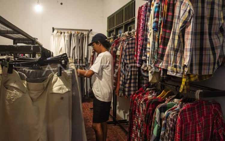 Calon pembeli memilih pakaian bekas impor di Yogyakarta, Kamis (2/3/2023). (ANTARA FOTO/Hendra Nurdiyansyah/hp.)