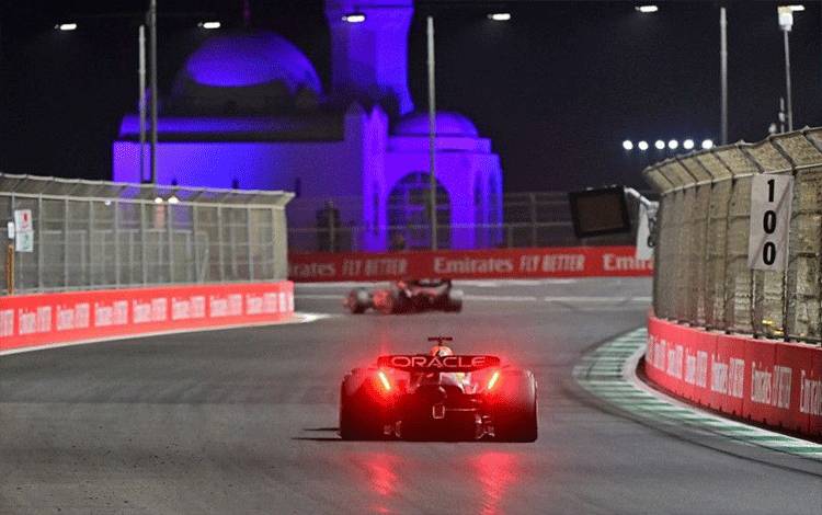 Pebalap tim Red Bull Sergio Perez asal Meksiko menjalani Grand Prix Arab Saudi di Sirkuit Jeddah Corniche, Jeddah. (27/3/2022) (AFP/ANDREJ ISAKOVIC)