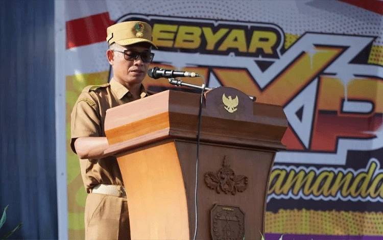 Sekda Lamandau Muhamad Irwansyah saat memberikan laporan kegiatan Gebyar Expo Lamandau. (FOTO : HENDI NURFALAH)