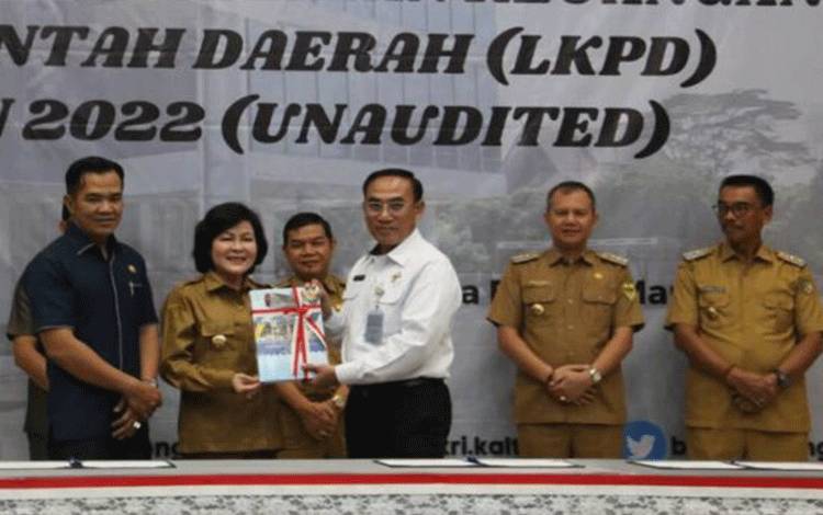 Bupati Pulang Pisau Pudjirustaty Narang menyerahkan LKPD tahun 2022 kepada BPK-RI Perwakilan Kalteng.