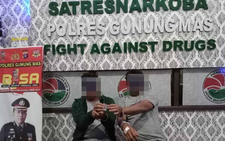 Dua pelaku pengedar narkoba jenis sabu BC dan AB saat diamankan di kantor Satres Narkoba Polres Gunung Mas. (FOTO: HUMAS POLRES GUNUNG MAS)