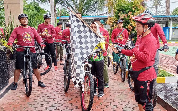 Bupati Barito Timur Ampera AY Mebas melepas kegiatan Gowes Bareng dalam rangka ulang tahun ke-70 IKAHI di Tamiang Layang, Jumat, 17 Maret 2023. (FOTO: BOLE MALO)