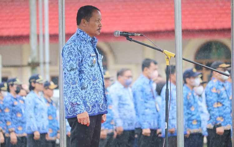 Wakil Bupati Barito Timur Habib Said Abdul Saleh saat menjadi Pembina Apel Kesadaran Nasional, Jumat, 17 Maret 2023. (FOTO: DISKOMINFOPS BARTIM)
