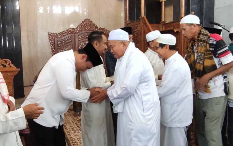 Wakil Gubernur Kalimantan Tengah, Edy Pratowo saat bersalaman dengan masyarakat usai melaksanakan Salat Jumat di Masjid Agung Kubah Kecubung, Jumat, 17 Maret 2023. (FOTO: HERMAWAN)