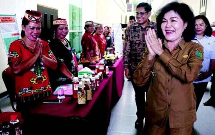 Bupati Pulang Pisau Pudjirustaty Narang mengunjungi Festival Madu Rawa Gambut Kalteng, di Hotel Luwansa.
