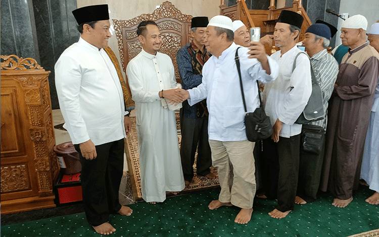 Wali Kota Palangka Raya Fairid Naparin saat bersalaman dengan Jama'ah masjid (FOTO : PATHUR)
