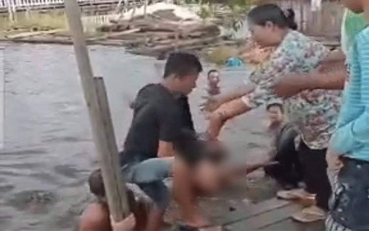Jepretan layar saat warga mengevakuasi bocah yang tewas tenggelam di Sungai Mentaya Sampit. (FOTO: IST)