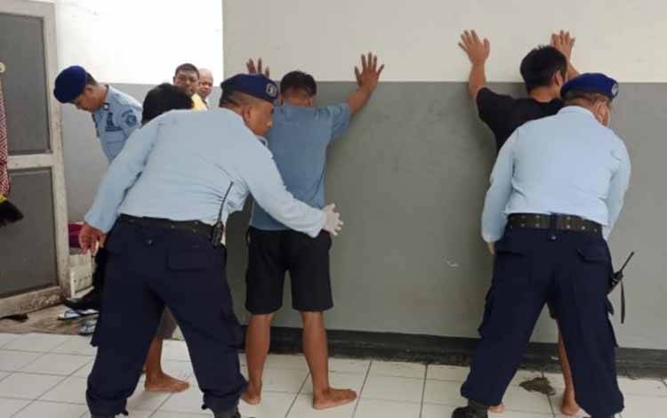 Petugas memeriksa sejumlah tahanan dalam razia gabungan di Lapas Kelas II B Pangkalan Bun. (FOTO: LAPAS PANGKALAN BUN)