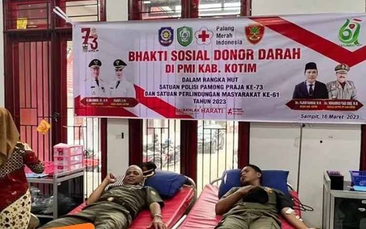 Donor darah masal Satpol PP di UDD PMI Kotawaringin Timur, Kamis, 16 Maret 2023. (FOTO: DEWIP)