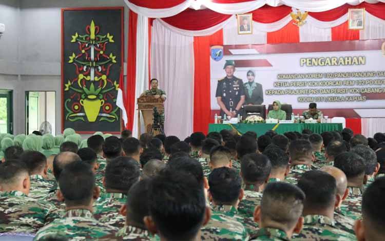 Danrem 102 Panju Panjung, Brigjen TNI Bayu Permana saat memberikan arahan ke prajurit Kodim 1011 Kuala Kapuas, Jumat, 17 Maret 2023. (FOTO: KODIM KAPUAS)