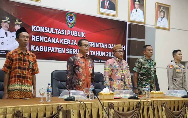 Asisten Pemerintahan dan Kesejahteraan Rakyat Agus Suharto membuka kegiatan Konsultasi publik rencana awal RencanA Kerja Pemerintah Daerah (RKPD) tahun 2024. (FOTO: PROKOM SERUYAN)
