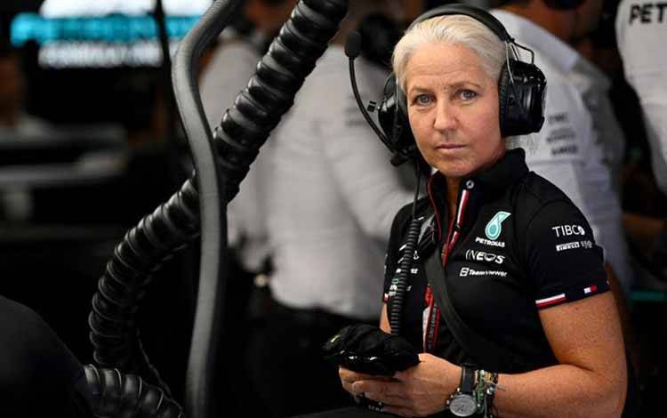 Arsip - Pelatih dan fisioterapis Angela Cullen mendampingi pebalap Mercedes Lewis Hamilton asal Inggris ketika sesi latihan ketiga Grand Prix Spanyol, Sirkuit Barcelona-Catalunya, Montmelo, Spanyol. (21/5/2022) (AFP/GABRIEL BOUYS)