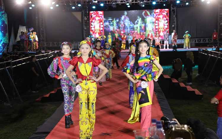Juara Fashion show kategori Remaja dalam lomba Benang Bintik Festival di Stadion Sanaman Mantikei Palangka Raya. (FOTO: IST)