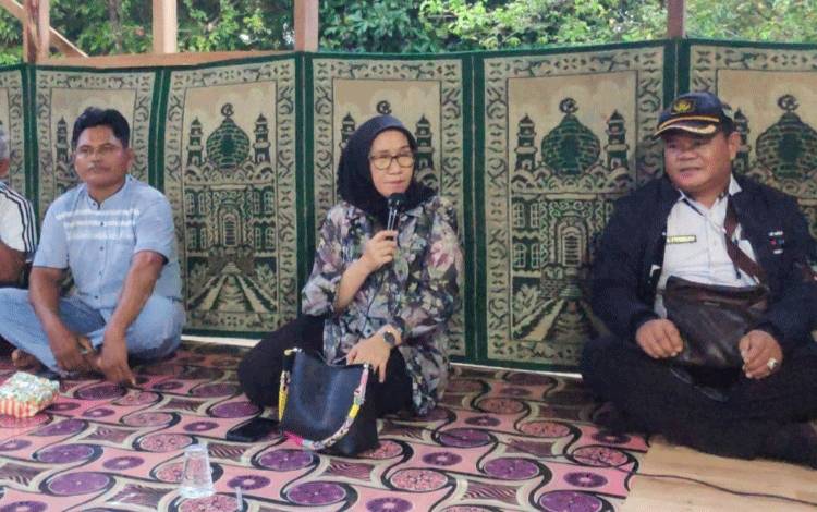 Ketua Komisi III DPRD Kalteng, Siti Nafsiah (tengah) ketika melaksanakan reses dan menyerap aspirasi masyarakat di wilayah Kabupaten Katingan belum lama ini. (FOTO: DOK RESES SITI NAFSIAH)