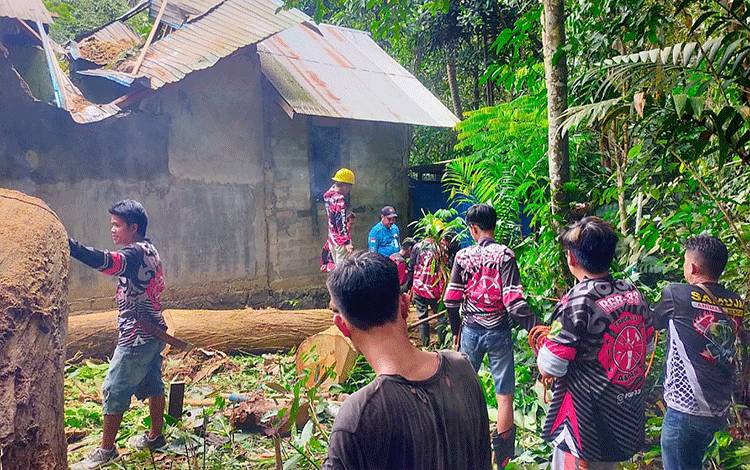 Relawan gabungan saat berupa menyingkirkan pohon tumbang yang menimpa rumah warga di RT 03 Desa Saing Kabupaten Barito Timur, Sabtu, 18 Maret 2023. (FOTO: RGB-33)