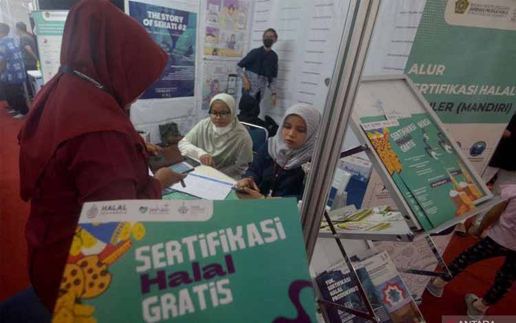 Petugas Kantor Wilayah Kementerian Agama melayani pelaku usaha yang mengajukan permohonan sertifikasi halal produk dalam satu pameran di Kota Padang, Sumatera Barat, Jumat (30/9/2022). (ANTARA FOTO/Iggoy el Fitra)
