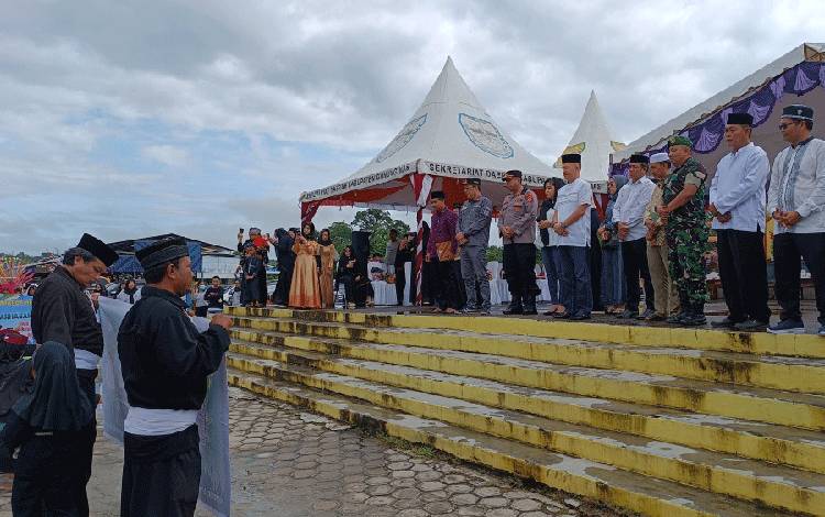 Bupati Gunung Mas Jaya S Monong bersama dengan Forum Koordinasi Pimpinan Daerah (Forkopimda) dan lainnya saat menyaksikan penampilan yel-yel dari peserta pawai tarhib Ramadan di Taman Kota Kuala Kurun, Sabtu, 18 Maret 2023. (FOTO: RISKA YULYANA)