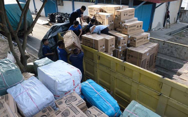 Tim aparat penegak hukum melakukan penertiban terhadap kendaraan yang membawa barang bekas di Pelabuhan Roro Telaga Punggur Kota Batam. (ANTARA/HO-Humas Bea Cukai)