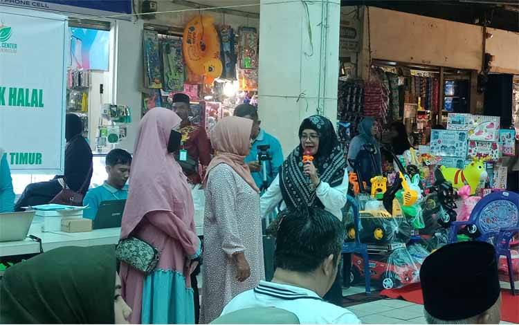 Pendampingan sertifikasi halal produk UMKM lokal di Pasar PPM, Sampit, Sabtu, 18 Maret 2023. (FOTO: DEWIP)