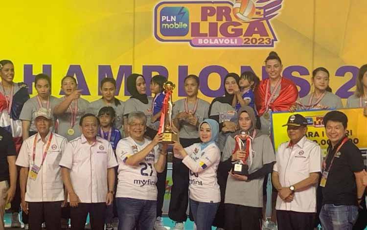 Tim putri Bandung bjb Tandamata menerima piala bergilir setelah menjuarai PLN Mobile Proliga 2023 di GOR Amongrogo, Yogyakarta, Sabtu (18/3/2023) malam. (ANTARA/Diediek)