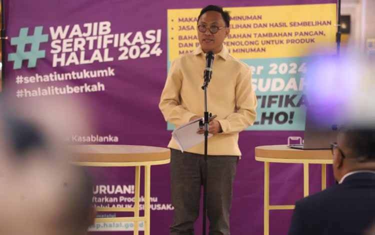 Kepala BPJPH M. Aqil Irham ketika memimpin Kampanye Wajib Sertifikasi Halal 2024 di 1.000 titik se-Indonesia yang digelar di Kota Kasablanka, Jakarta Selatan pada Sabtu (18/3/2023). (ANTARA/HO-Kemenag)