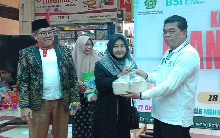 Asisten I Sekretariat Daerah Kotawaringin Timur, Rihel menerima produk cocosamp dari pemilik UMKM, Pipin Sumiati, Sabtu, 18 Maret 2023. (FOTO: DEWIP)