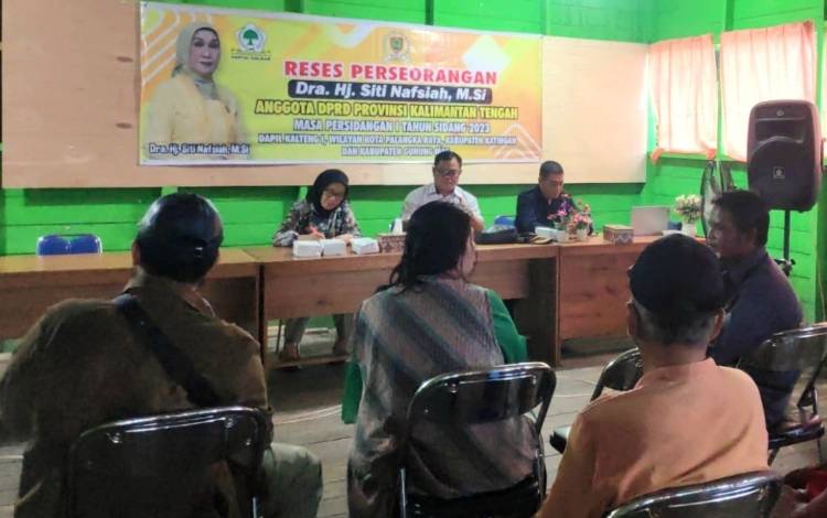 Anggota DPRD Kalteng, Siti Nafsiah (kiri duduk didepan) ketika melaksanakan reses di wilayah Kabupaten Katingan dan menyerap aspirasi masyarakat disana. (FOTO: DOK RESES SITI NAFSIAH)