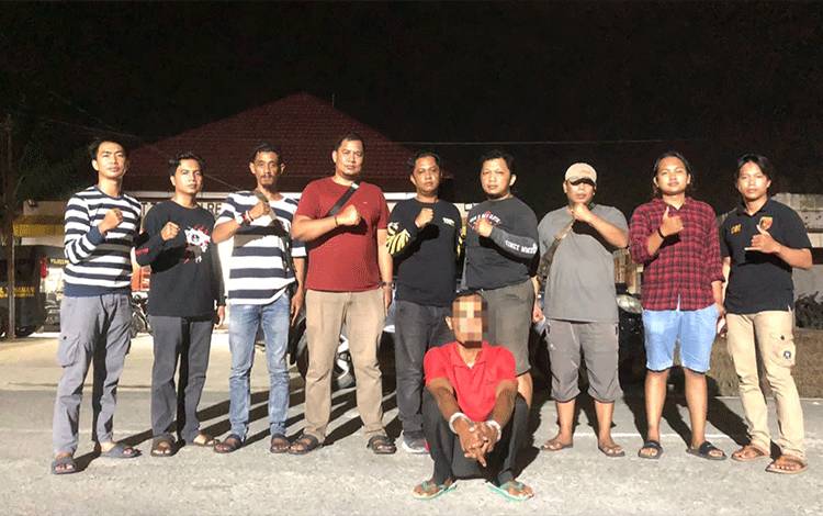 Tim kepolisian saat menangkap pelaku penipuan bermodus gendam yang beraksi di Kapuas di tangkap di Kabupaten Penajam Paser Utara, Kaltim pada Rabu, 15 Maret 2023. (FOTO: IST)