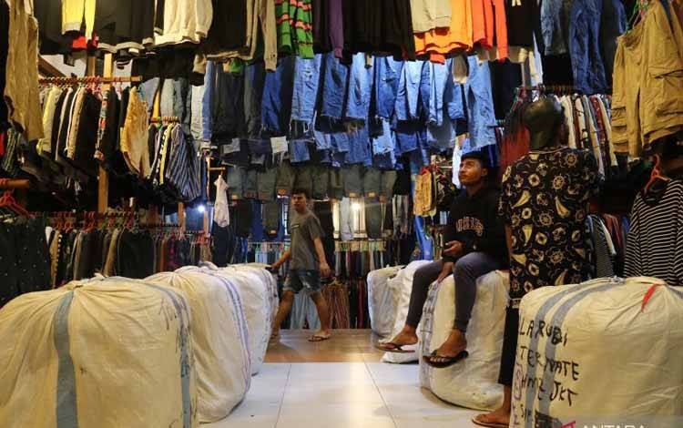 Pembeli memilih pakaian impor bekas yang dijual di Pasar Higienis, Kota Ternate, Maluku Utara, Jumat (17/3/2023). (ANTARA FOTO/Andri Saputra/nz)