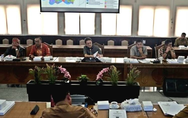 Wakil Ketua Komisi II DPRD Kalteng, Sudarsono (dua dari kanan) ketika mengikuti rapat kerja bersama mitra di DPRD Kalteng. (FOTO: DPRD KALTENG)