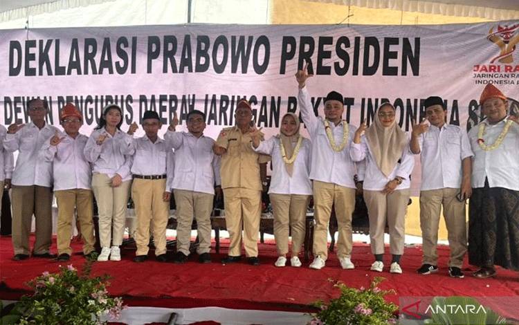 Beberapa pengurus sayap Partai Gerindra Jaringan Rakyat Indonesia Raya (Jari Raya) dalam acara pendeklarasian dukungan kepada Ketua Umum Gerindra Prabowo Subianto sebagai capres 2024 sekaligus pelantikan pengurus DPD Jari Raya Sumatera Selatan periode 2023-2029 di Palembang, Sumatera Selatan, Sabtu (18/3/2023). ANTARA/HO-Humas Jari Raya