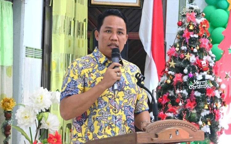Bupati Hendra Lesmana saat menghadiri acara Natal bersama Persatuan Perawat Nasional Indonesia (PPNI) Kabupaten Lamandau. (FOTO : HENDI NURFALAH)