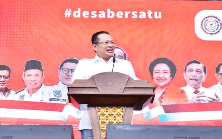 Ketua MPR RI Bambang Soesatyo saat berbicara dalam acara Desa Bersatu yang digelar memperingati 9 tahun terbitnya Undang-Undang Nomor 6 Tahun 2014 tentang Desa di Lapangan Parkir Timur Gelora Bung Karno (GBK), Jakarta, Minggu (19/3/2023). ANTARA/HO-MPR RI
