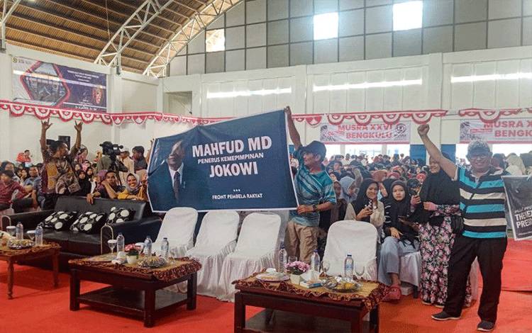 Sejumlah simpatisan Menko Polhukam Mahfud MD saat menghadiri Musyawarah Rakyat (Musra) Ke-26 Indonesia di Universitas Prof. Hazairin, Kota Bengkulu, Minggu (19/03/2023). ANTARA/Dokumentasi Pribadi