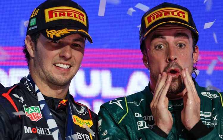 Pebalap tim Aston Martin Fernando Alonso (kanan) bereaksi di podium setelah finis ketiga Grand Prix Arab Saudi di Sirkuit Jeddah Corniche, Jeddah. (19/3/2019) (AFP/GIUSEPPE CACACE)