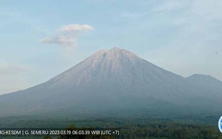 Gunung Semeru yang terpantau di PPGA Semeru di Gunung Sawur, Kabupaten Lumajang, Minggu (19/3/2023). (ANTARA/HO-PVMBG)