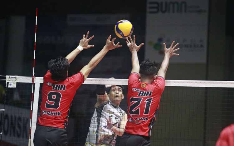 Pemain Surabaya BIN Samator Rivan Nurmulki (tengah) melancarkan bola smes yang dihadang dua pemain Jakarta STIN BIN pada laga PLN Mobile Proliga 2023 beberapa waktu lalu. (ANTARA/Humas Proliga)