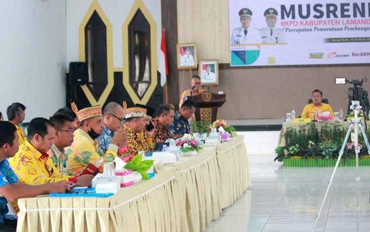 Sekda Lamandau Muhamad Irwansyah membuka Musrenbang RKPD tingkat Kabupaten Lamandau. (FOTO: HENDI NURFALAH)
