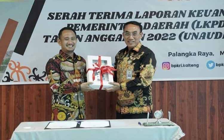 Wali Kota Palangka Raya, Fairid Naparin menyerahkan LKPD 2022 kepada Kepala Perwakilan BPK Kalteng, M. Ali Asyhar. (FOTO: HUMAS)
